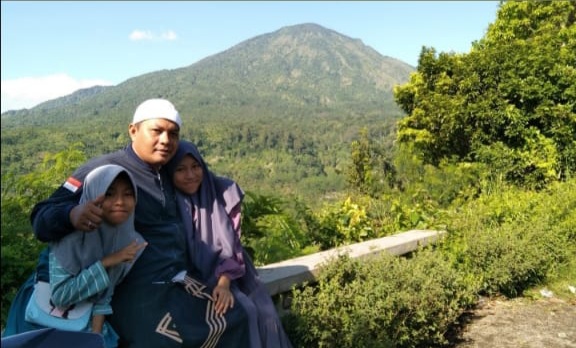 Ustadz Mukhtar Kamal bersama putra-putrinya