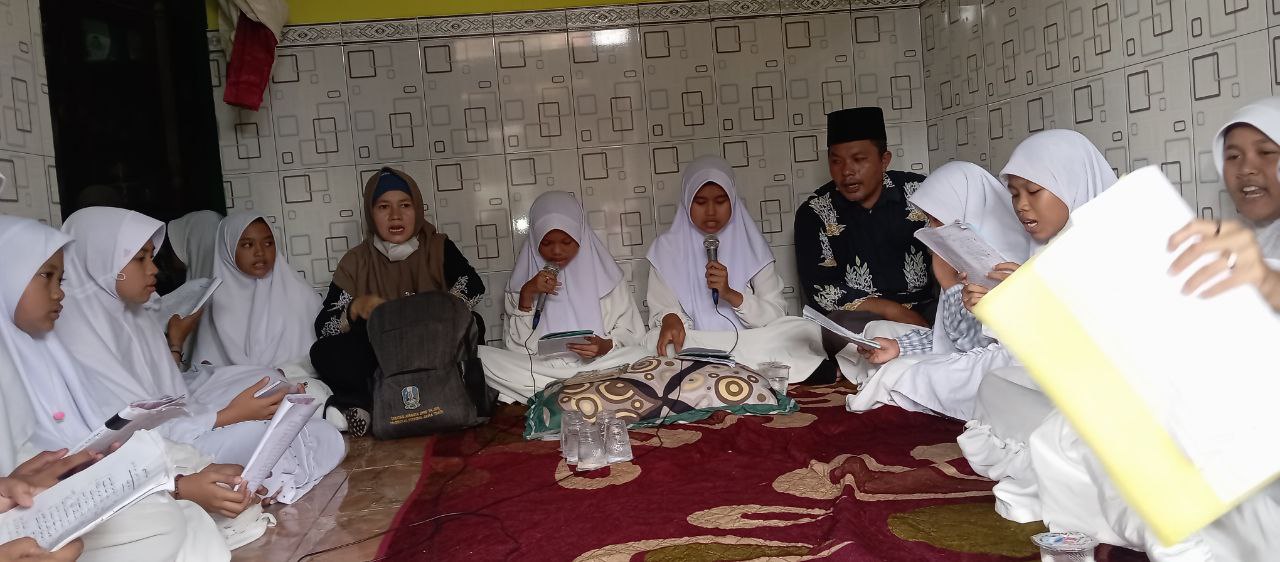 Ustadz Mukhtar dan Ustadzah Ira mendampingi santri kelas VI pada acara Sholawatan sebagai Syiar SD Zaha